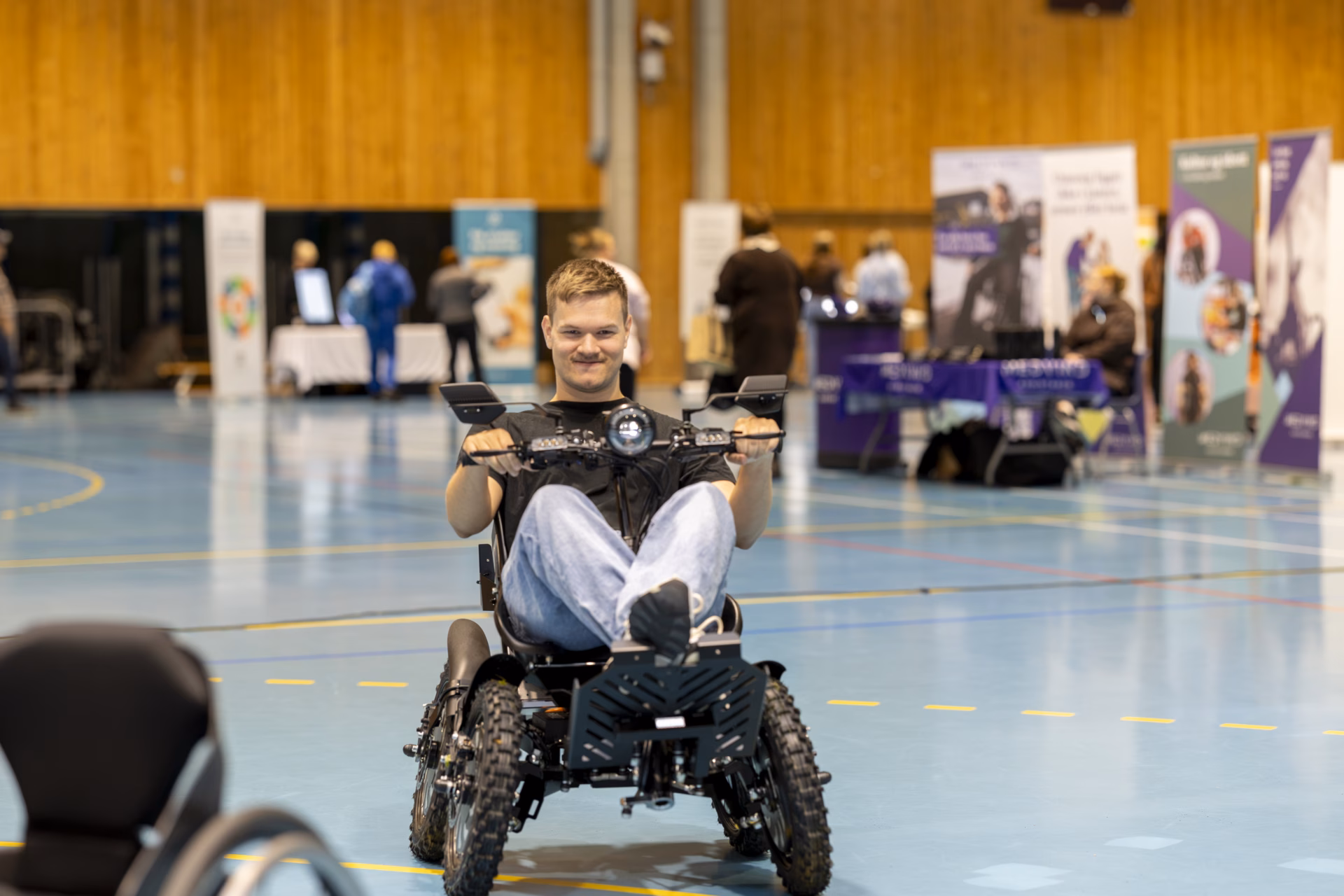Ein gut som prøver motorstyrt rullestol