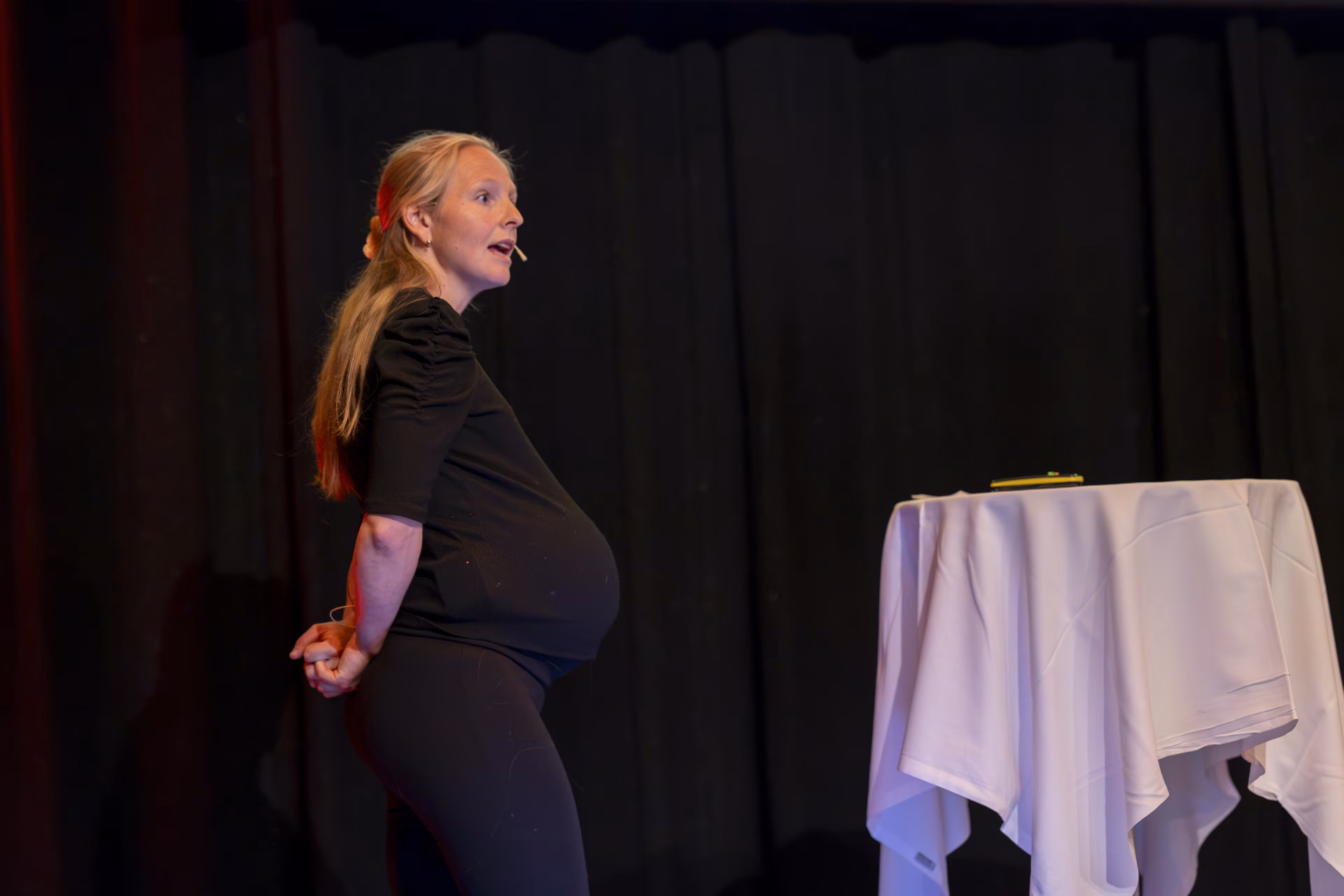 Solfure4V1A4755 Fotografi av Stine Voll Aasen som helde ein pitch frå scena.