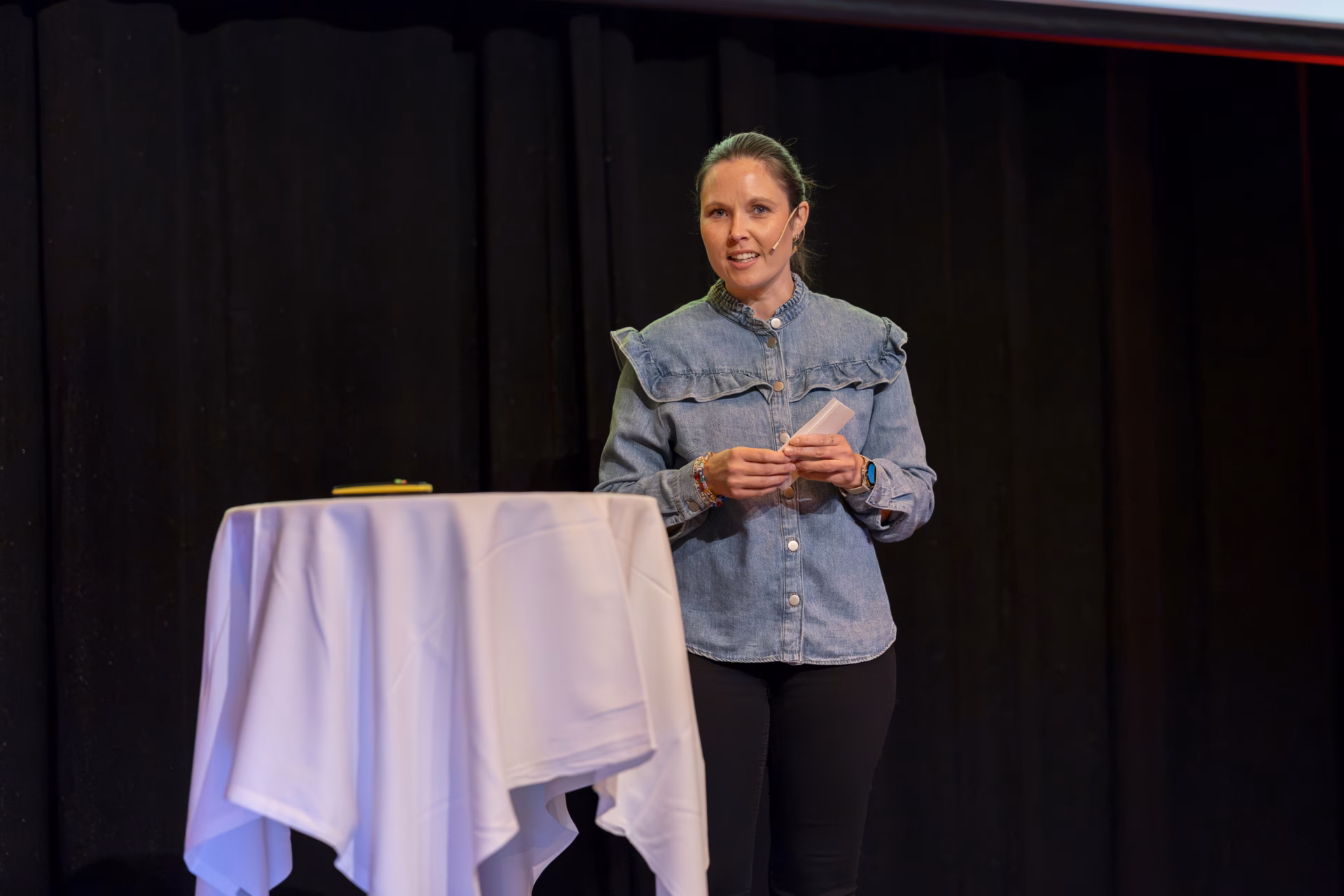 Solfure4V1A4760 Eit foto som viser Jeanette Svarstad frå scena.