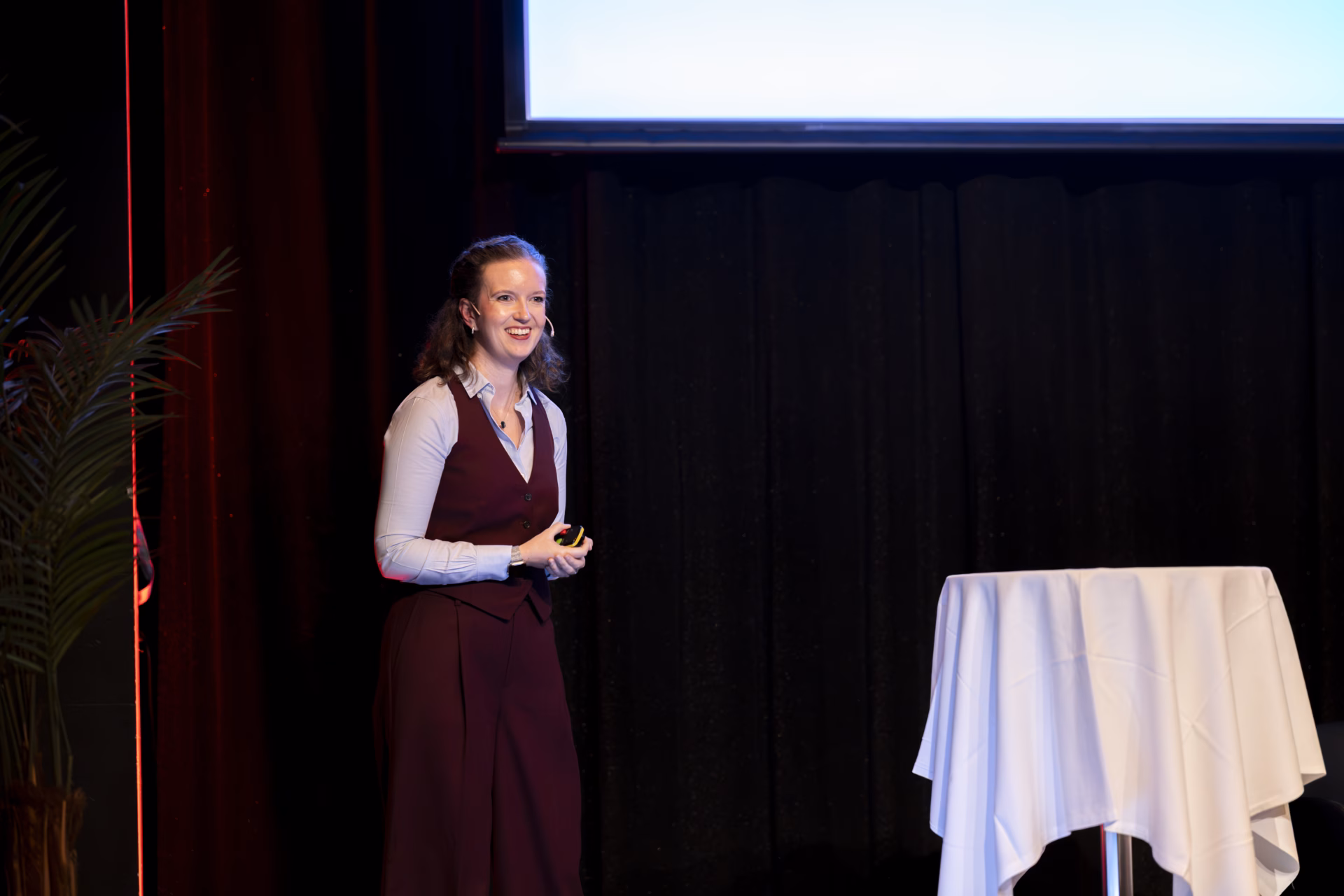 Bilete av Kaya Kvarme Jacobsen som prata frå scena.