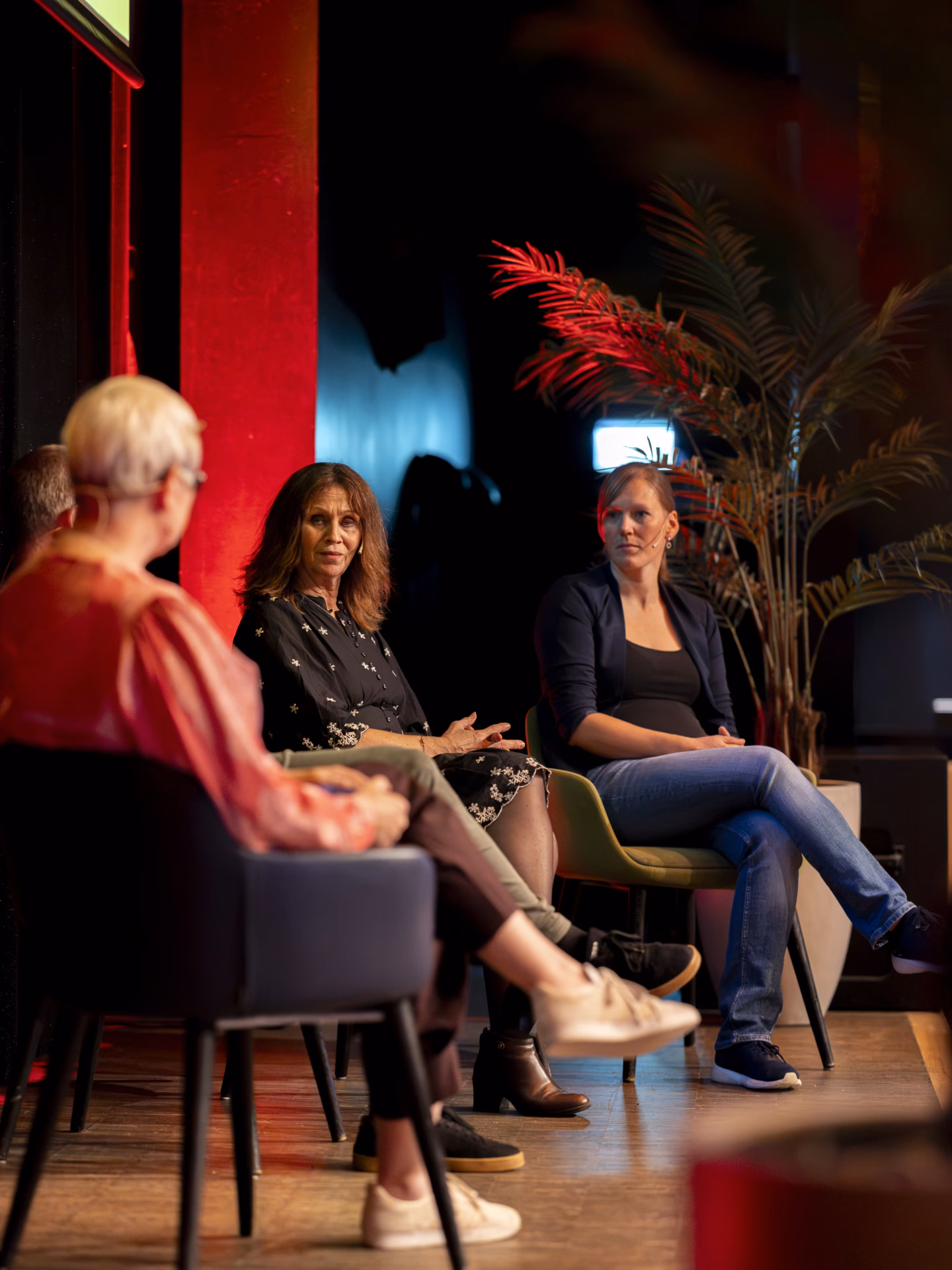Eit foto som visar ryggen på samtaleleiar Gro Rukan, og ansiktet til ordførar Jenny Følling og forskar Nienke De Glas.